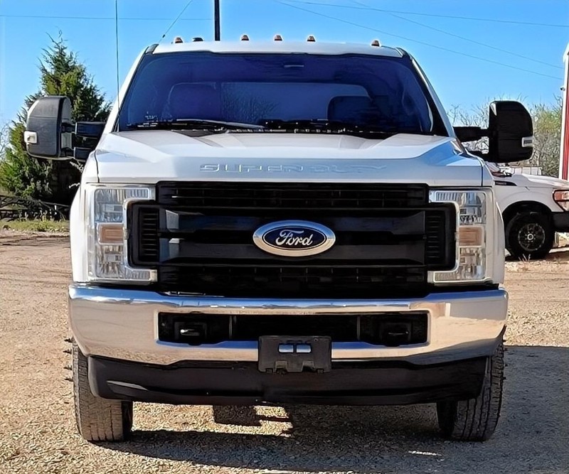 Ford Super Duty F-350 DRW Vehicle Full-screen Gallery Image 07