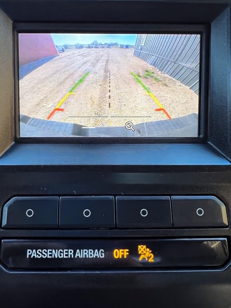 Ford Super Duty F-350 DRW Vehicle Full-screen Gallery Image 11