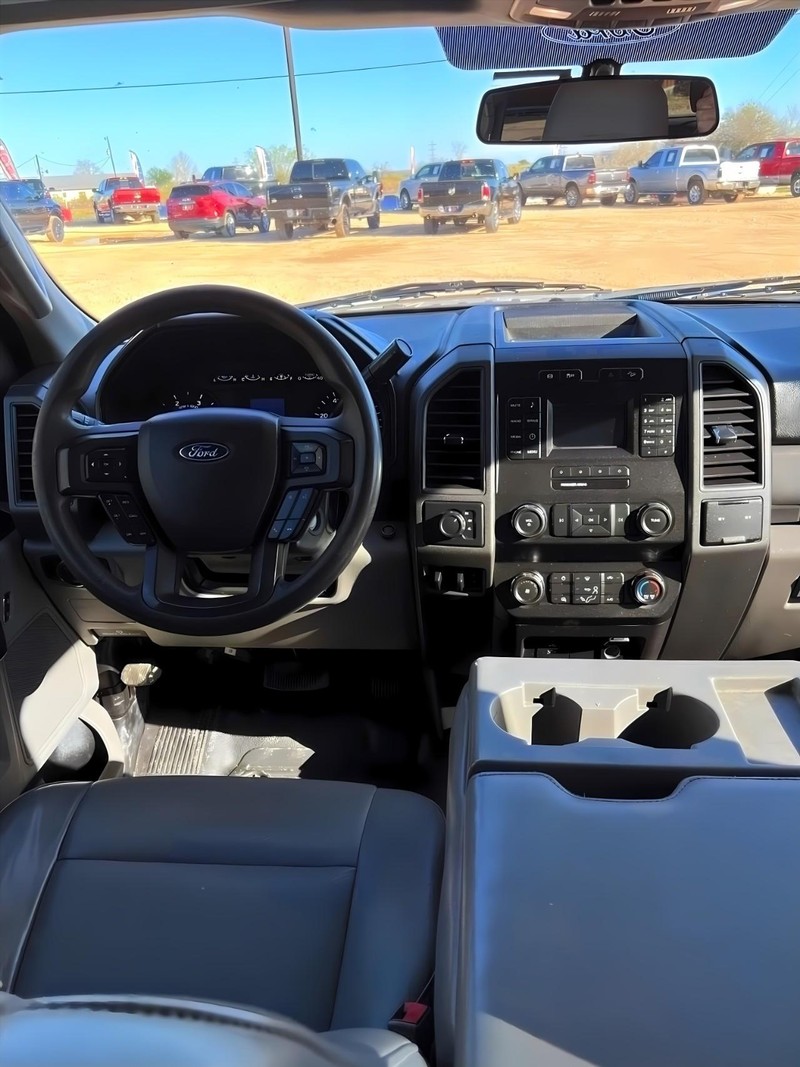 Ford Super Duty F-350 DRW Vehicle Full-screen Gallery Image 13
