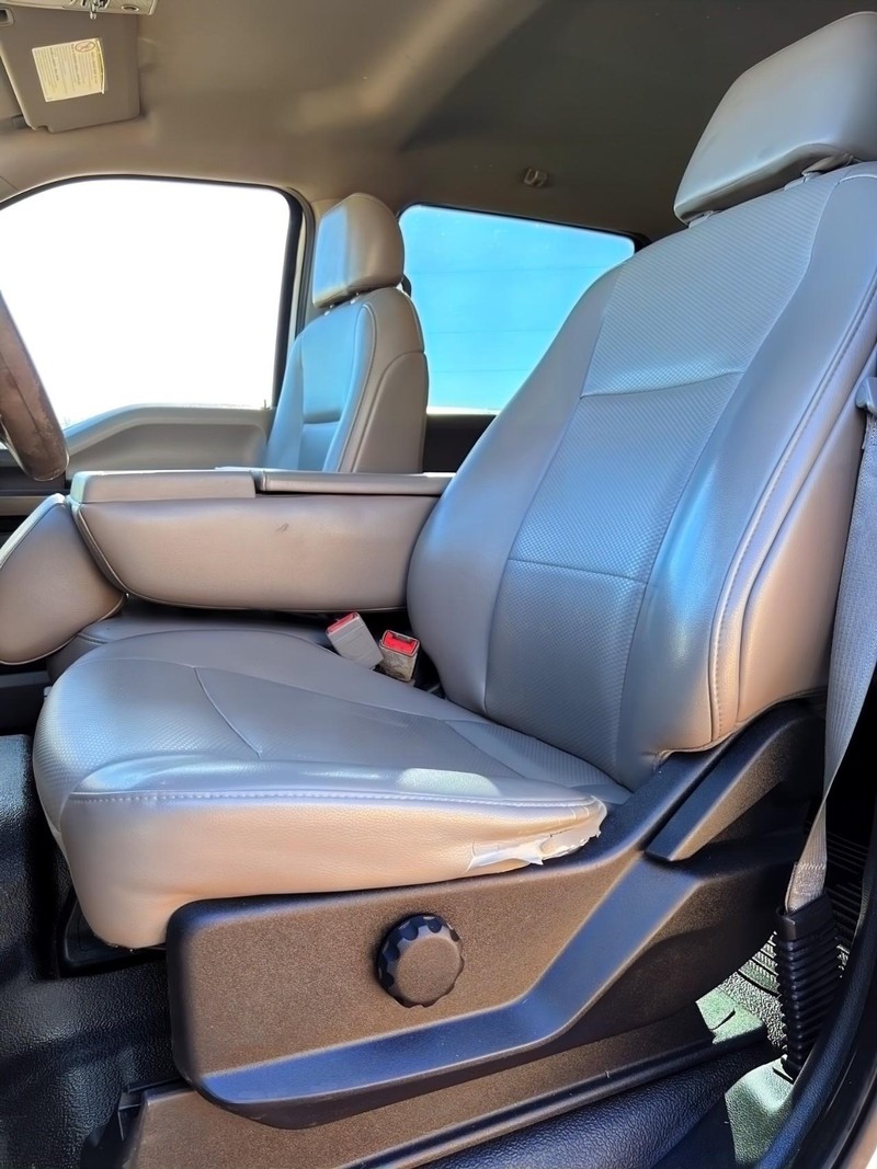 Ford Super Duty F-350 DRW Vehicle Full-screen Gallery Image 14