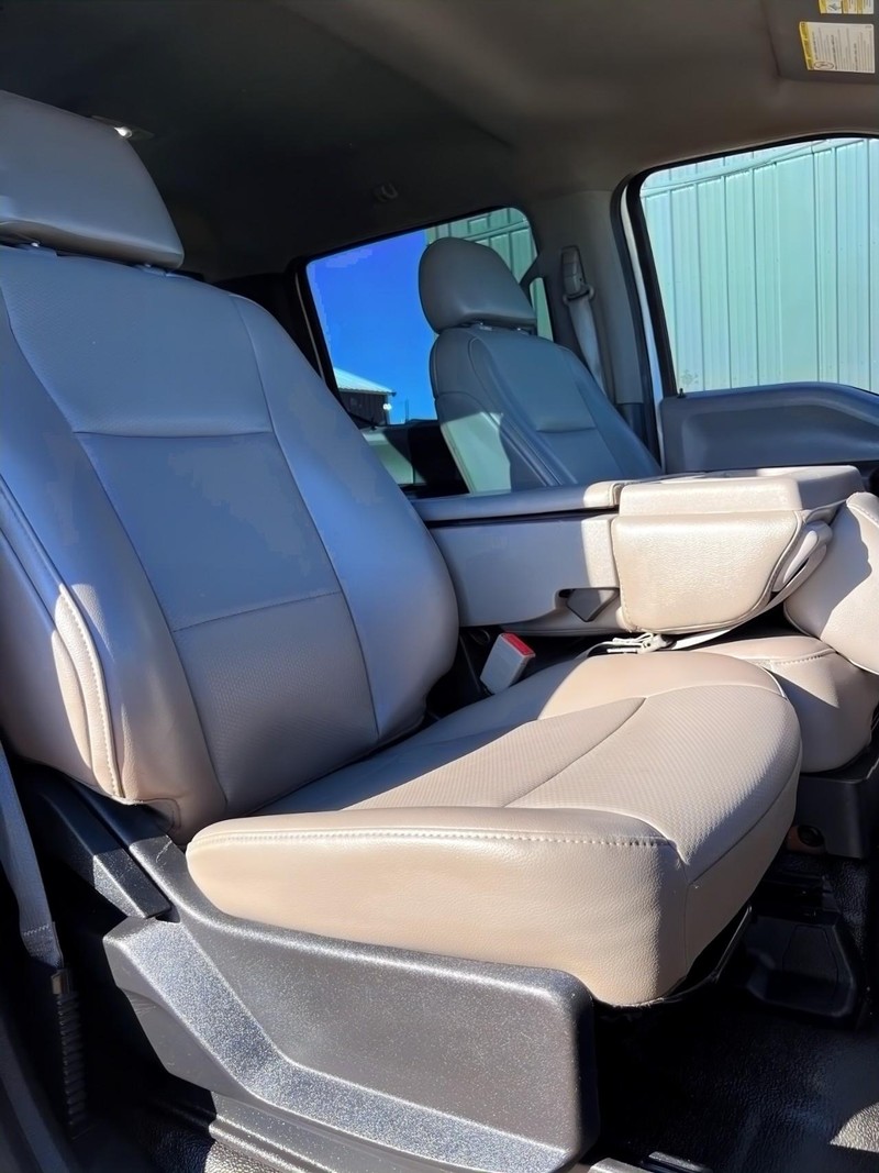 Ford Super Duty F-350 DRW Vehicle Full-screen Gallery Image 15