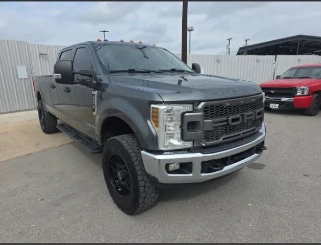 Ford Super Duty F-250 SRW Vehicle Full-screen Gallery Image 02