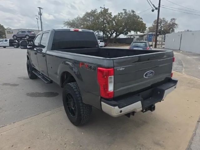 Ford Super Duty F-250 SRW Vehicle Full-screen Gallery Image 04