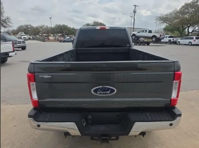 Ford Super Duty F-250 SRW Vehicle Full-screen Gallery Image 06