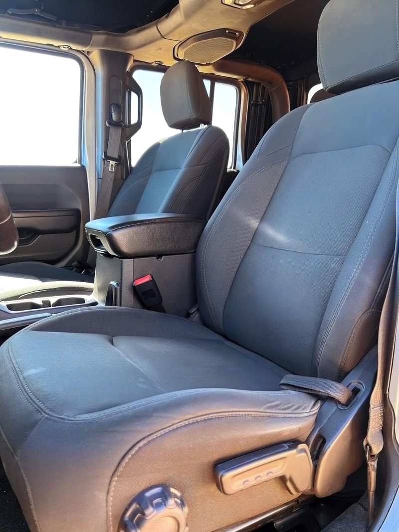 Jeep Gladiator Vehicle Full-screen Gallery Image 15