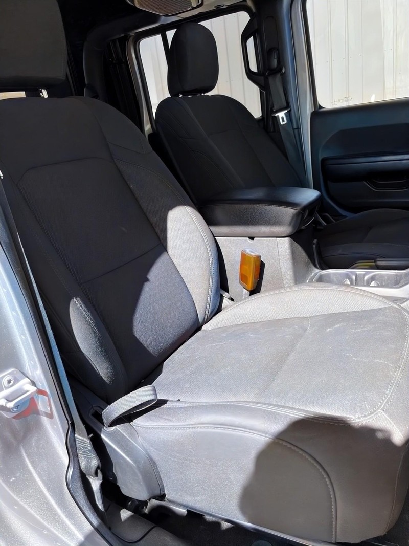 Jeep Gladiator Vehicle Full-screen Gallery Image 16