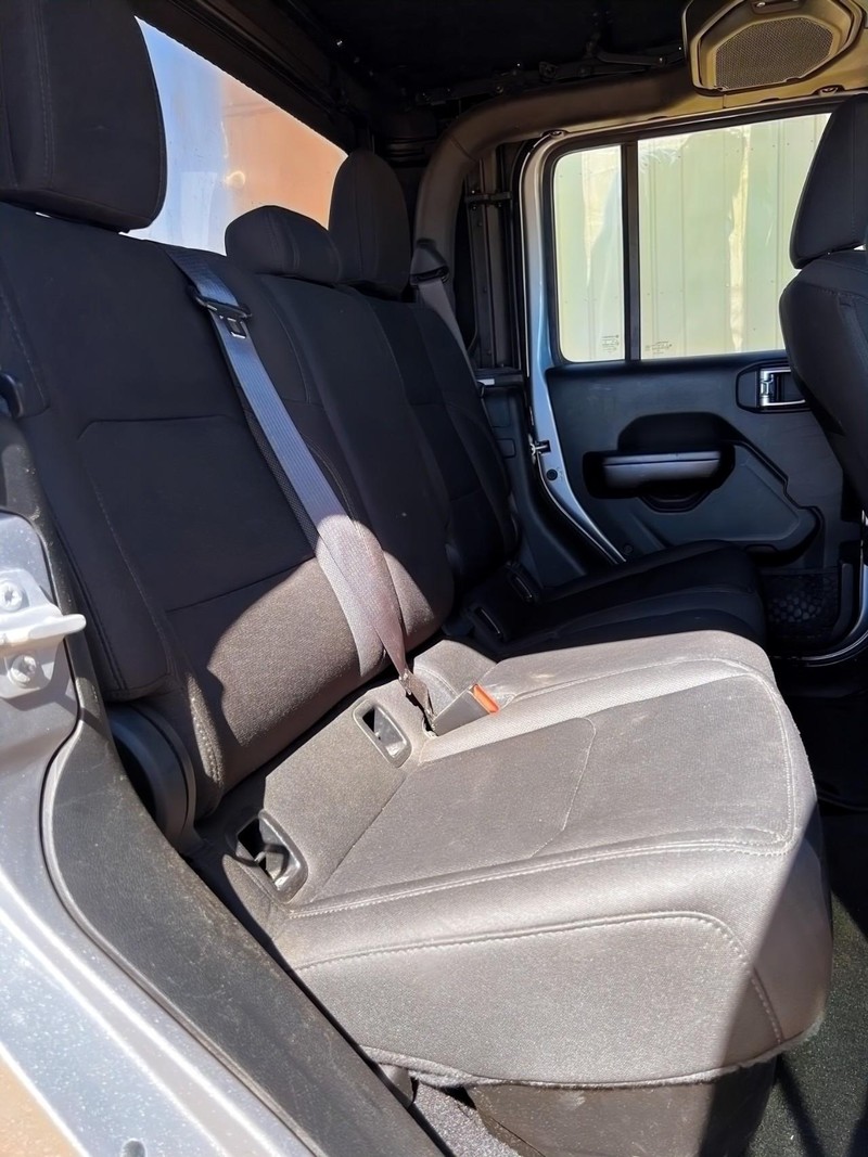 Jeep Gladiator Vehicle Full-screen Gallery Image 17