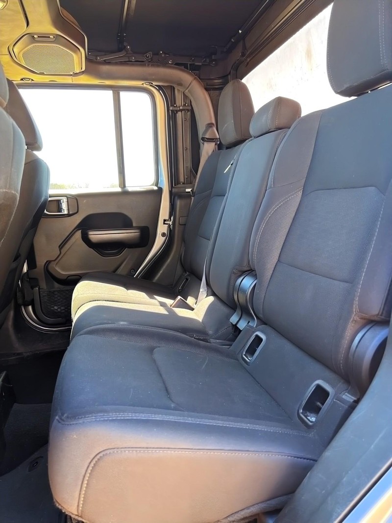 Jeep Gladiator Vehicle Full-screen Gallery Image 18