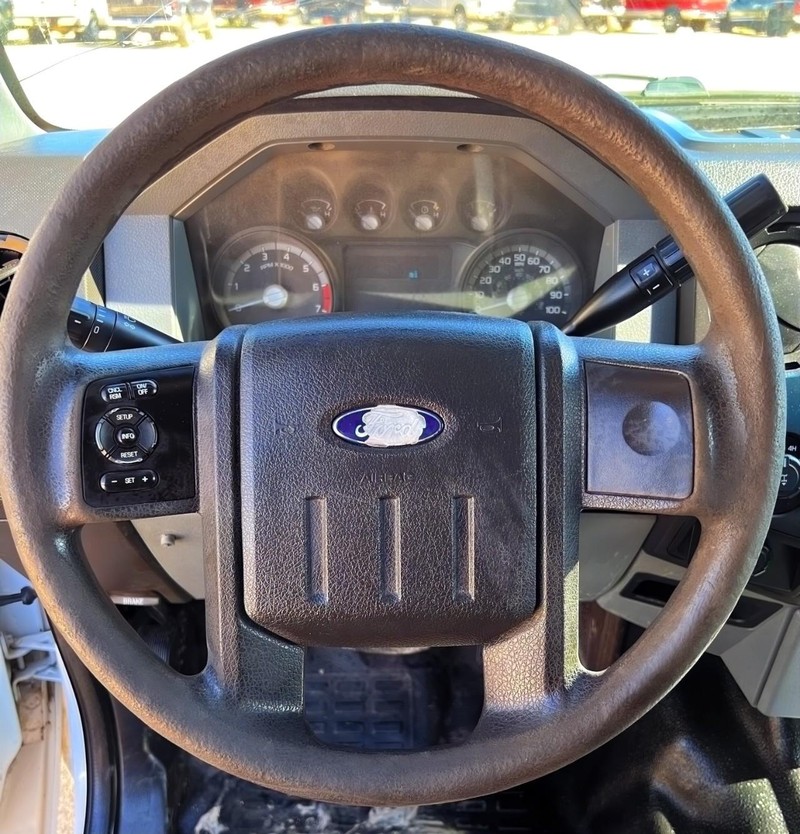 Ford Super Duty F-250 SRW Vehicle Full-screen Gallery Image 10