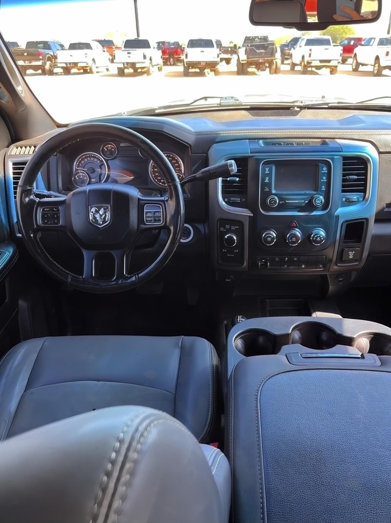 Ram 2500 Vehicle Full-screen Gallery Image 14