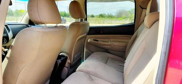 Toyota Tacoma Vehicle Full-screen Gallery Image 08