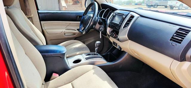 Toyota Tacoma Vehicle Full-screen Gallery Image 11