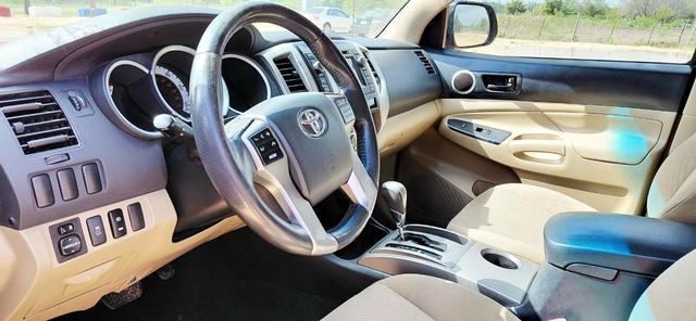 Toyota Tacoma Vehicle Full-screen Gallery Image 12