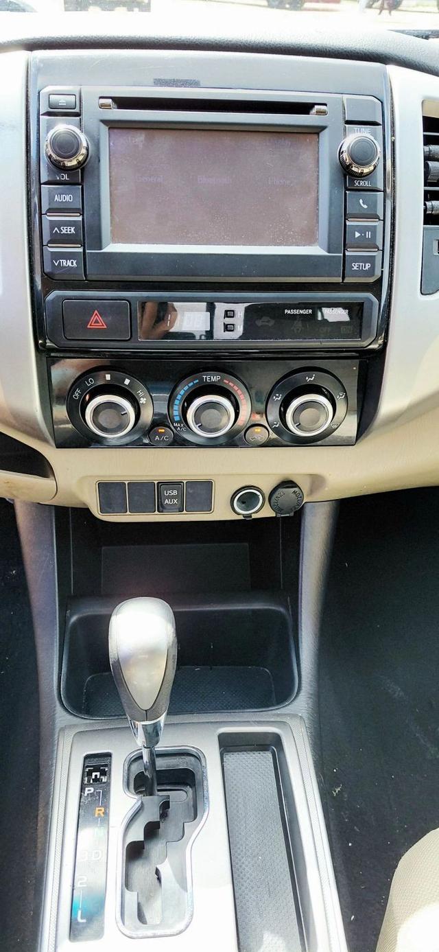 Toyota Tacoma Vehicle Full-screen Gallery Image 13