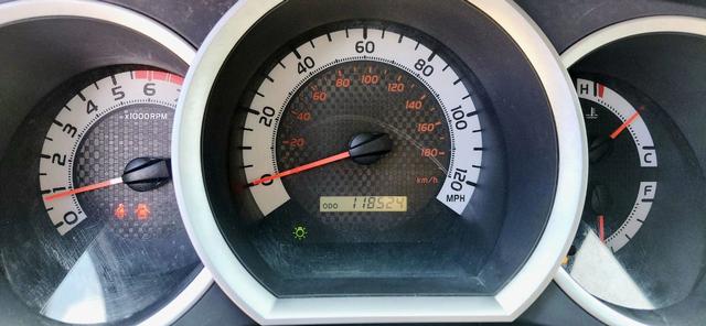 Toyota Tacoma Vehicle Full-screen Gallery Image 14