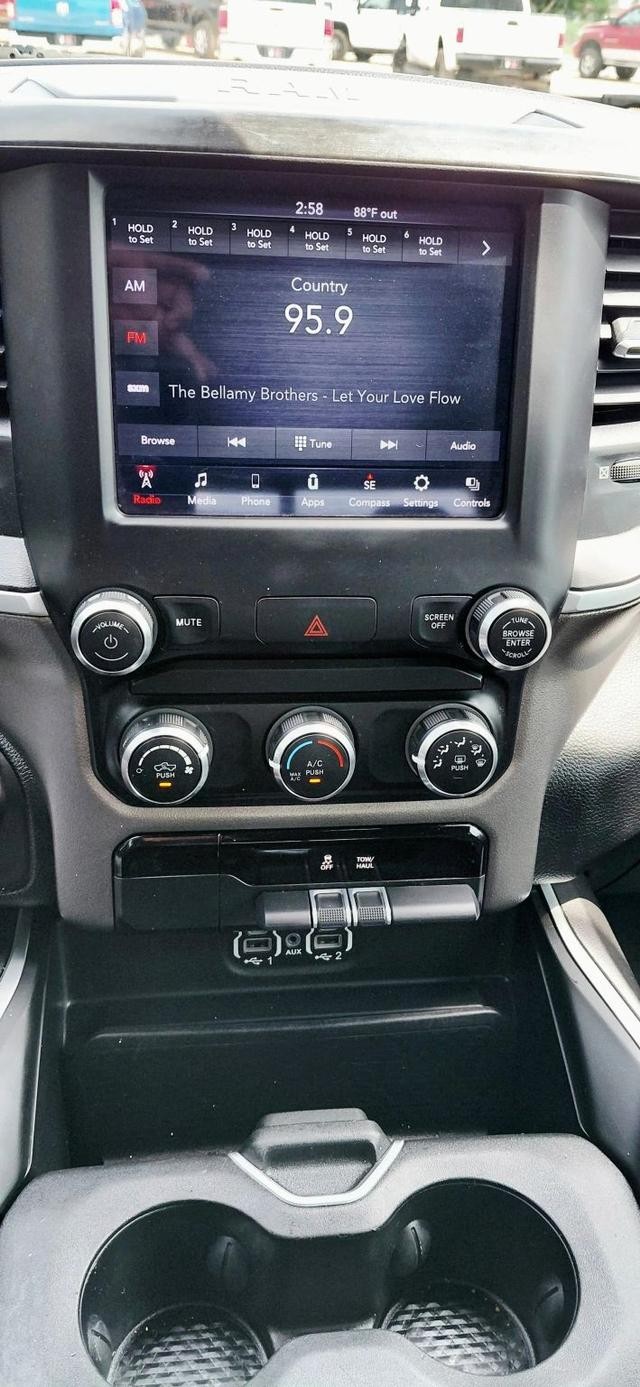 Ram 1500 Vehicle Full-screen Gallery Image 12