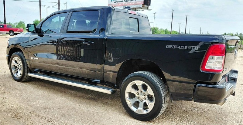 Ram 1500 Vehicle Full-screen Gallery Image 02