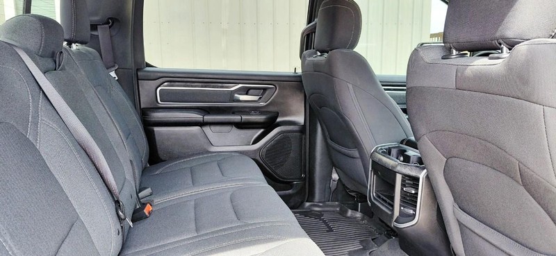 Ram 1500 Vehicle Full-screen Gallery Image 09