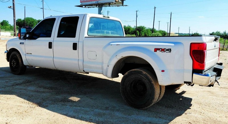 Ford F350 Super Vehicle Full-screen Gallery Image 02