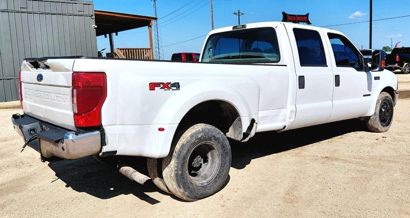 Ford F350 Super Vehicle Full-screen Gallery Image 04