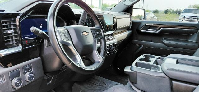 Chevrolet Silverado Vehicle Full-screen Gallery Image 11