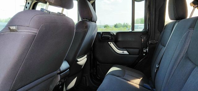 Jeep Wrangler Unlimited Vehicle Full-screen Gallery Image 07