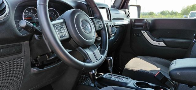 Jeep Wrangler Unlimited Vehicle Full-screen Gallery Image 11