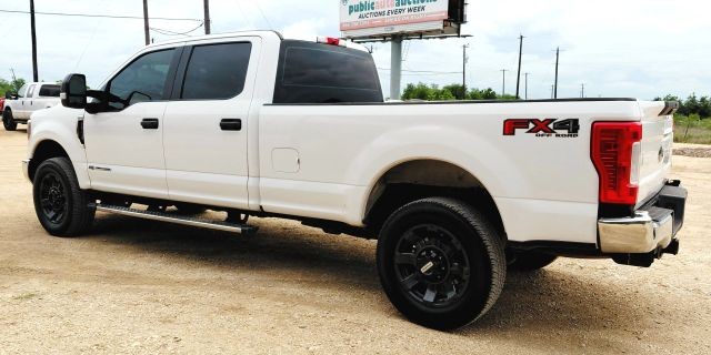 Ford Super Duty F-350 SRW Vehicle Full-screen Gallery Image 02
