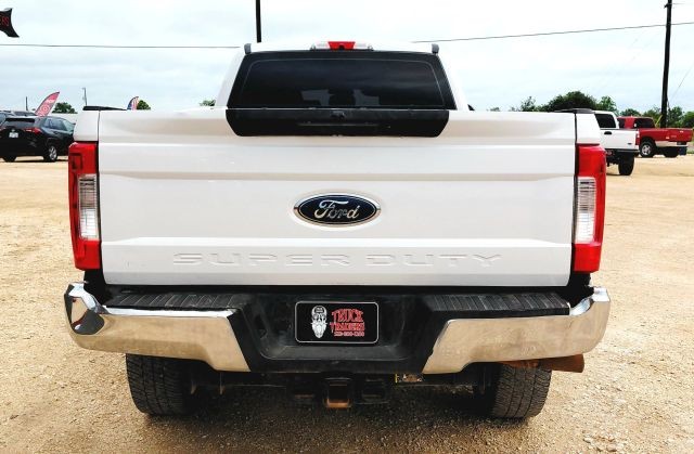 Ford Super Duty F-350 SRW Vehicle Full-screen Gallery Image 03