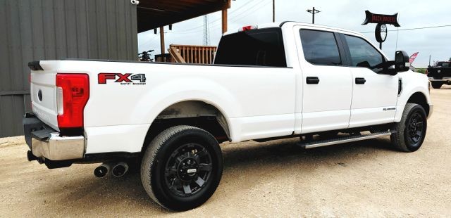 Ford Super Duty F-350 SRW Vehicle Full-screen Gallery Image 04
