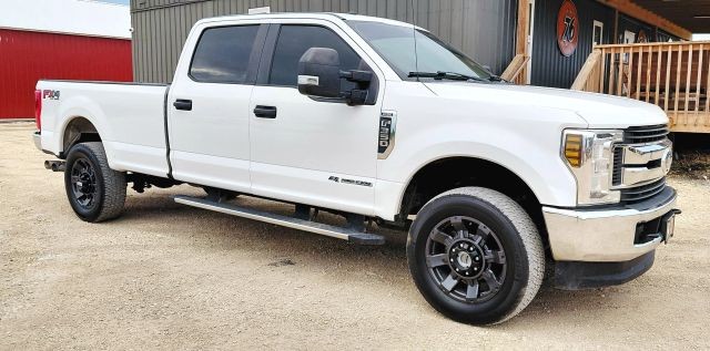 Ford Super Duty F-350 SRW Vehicle Full-screen Gallery Image 05