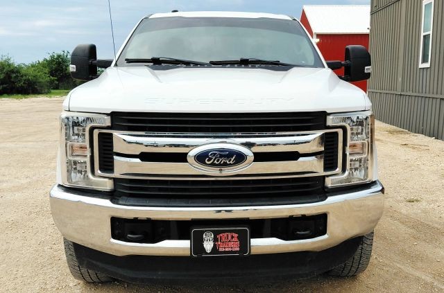 Ford Super Duty F-350 SRW Vehicle Full-screen Gallery Image 06