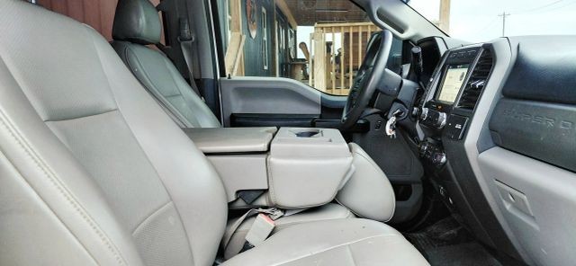 Ford Super Duty F-350 SRW Vehicle Full-screen Gallery Image 10