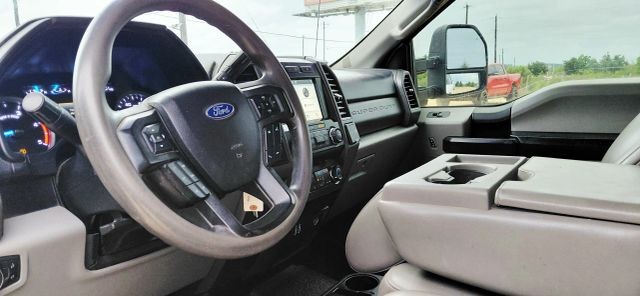 Ford Super Duty F-350 SRW Vehicle Full-screen Gallery Image 11
