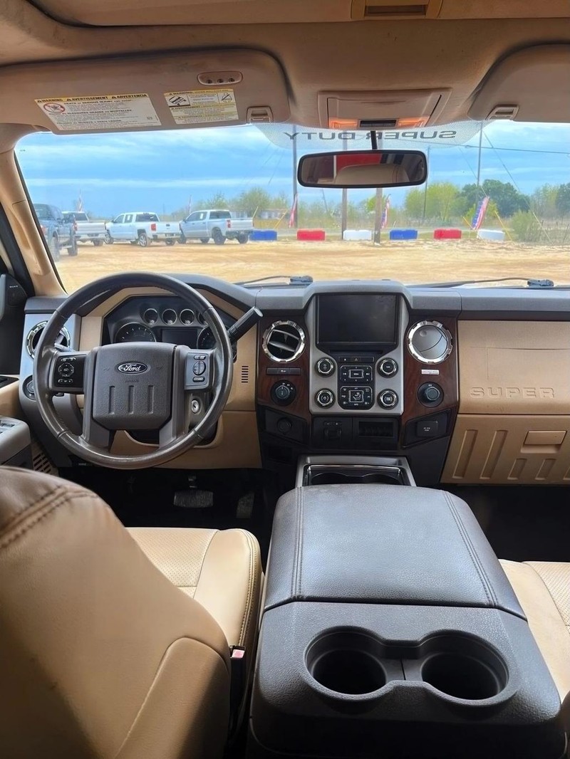 Ford Super Duty F-250 SRW Vehicle Full-screen Gallery Image 24