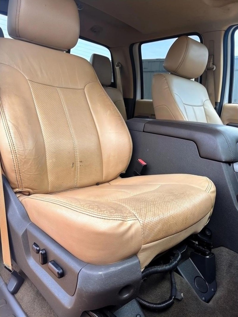 Ford Super Duty F-250 SRW Vehicle Full-screen Gallery Image 25