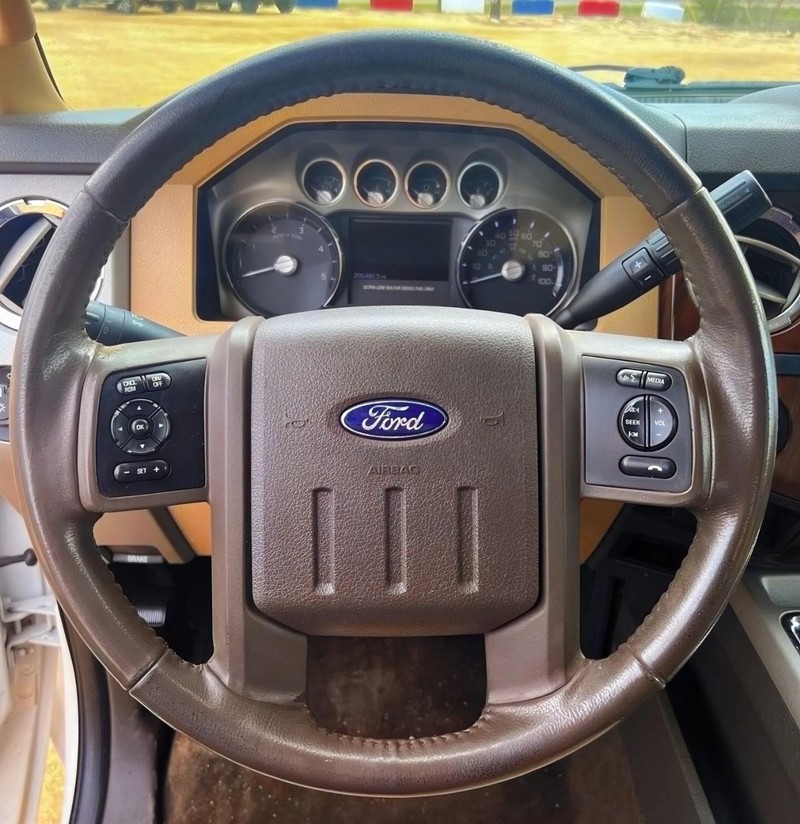 Ford Super Duty F-250 SRW Vehicle Full-screen Gallery Image 26