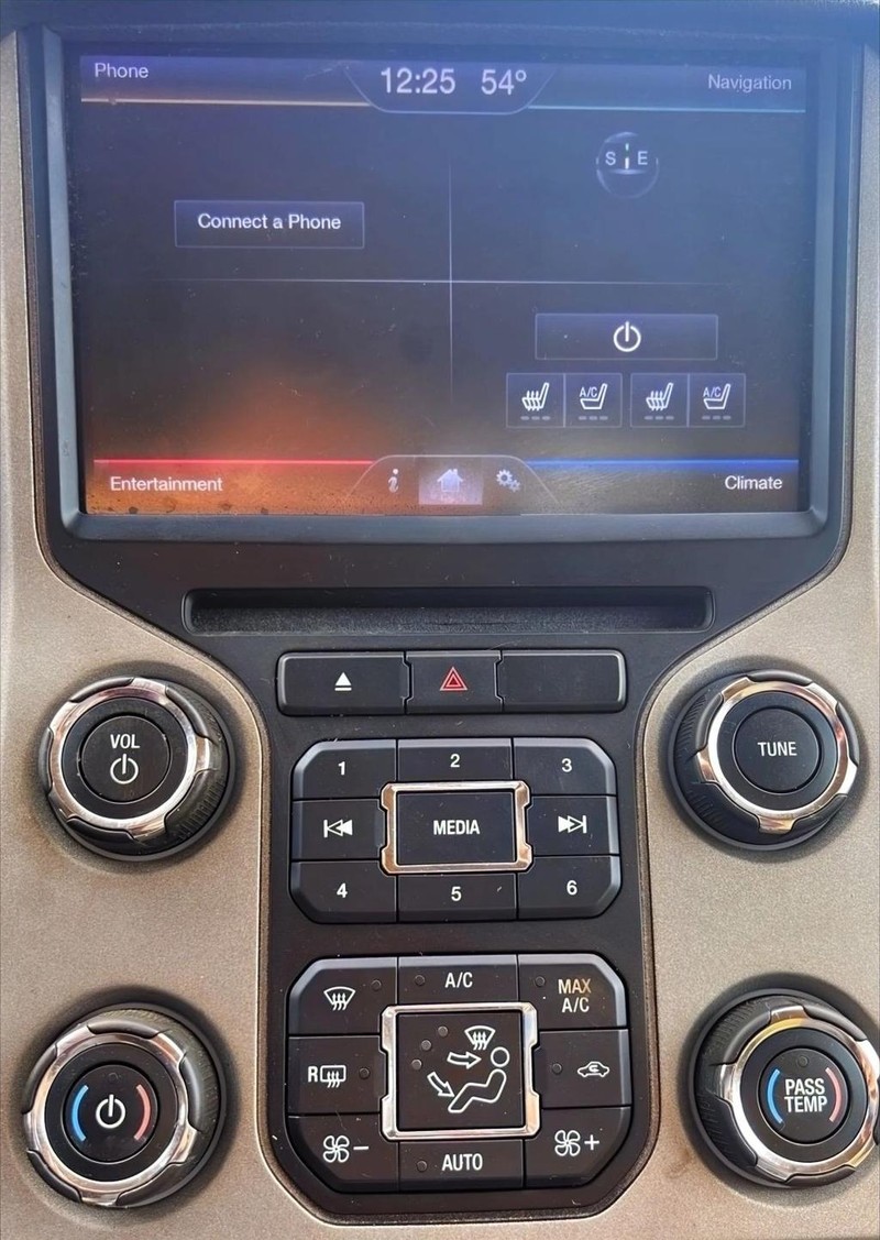 Ford Super Duty F-250 SRW Vehicle Full-screen Gallery Image 28