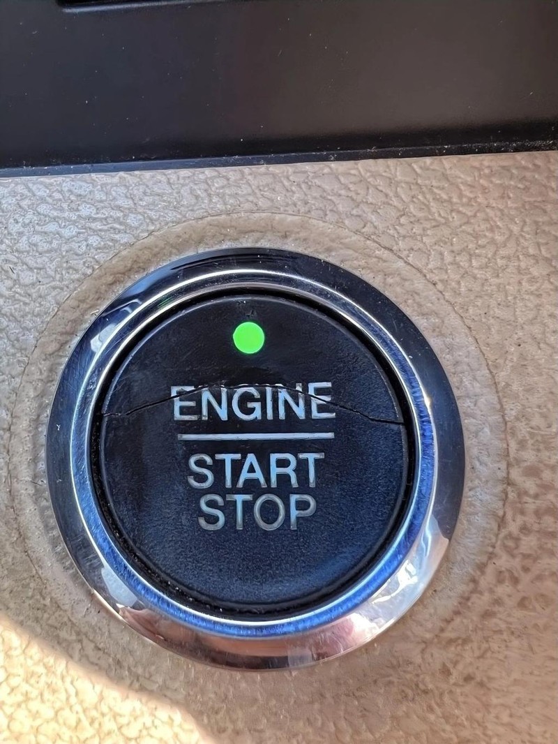 Ford F-150 Vehicle Full-screen Gallery Image 16