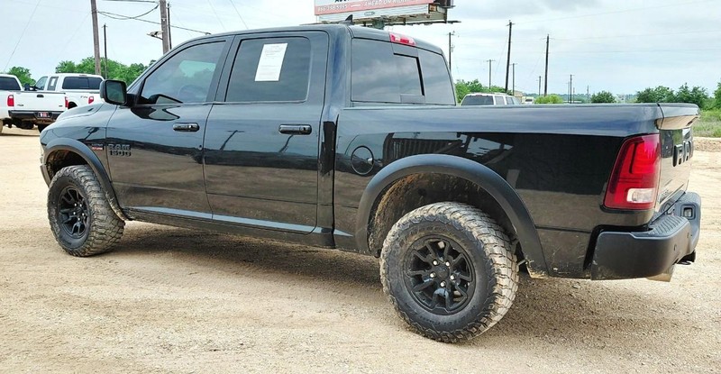 Ram 1500 Crew Vehicle Full-screen Gallery Image 02