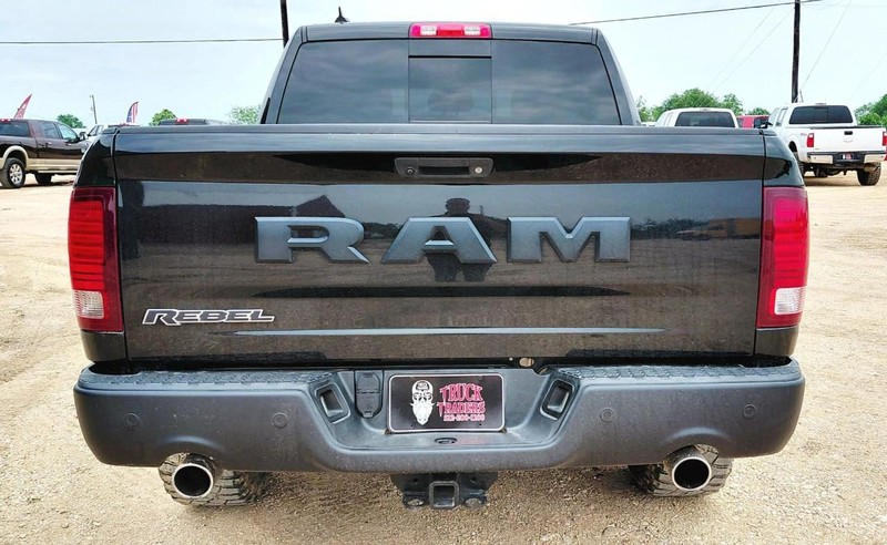 Ram 1500 Crew Vehicle Full-screen Gallery Image 03