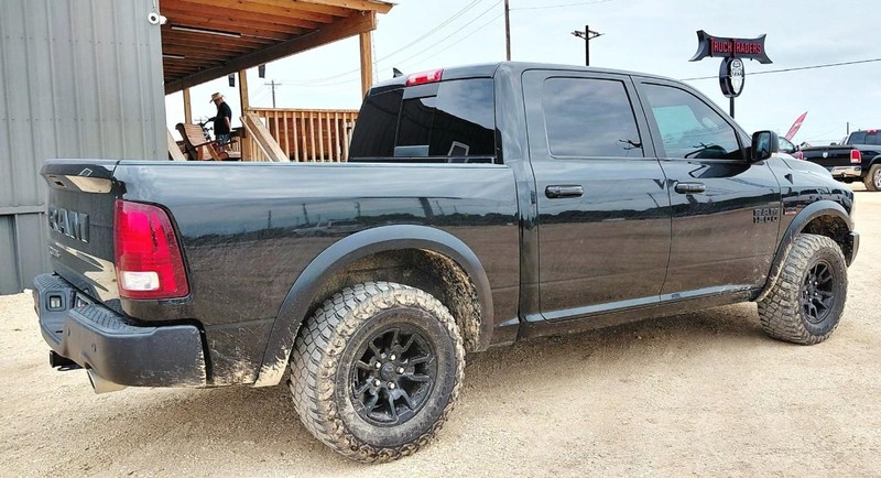 Ram 1500 Crew Vehicle Full-screen Gallery Image 04