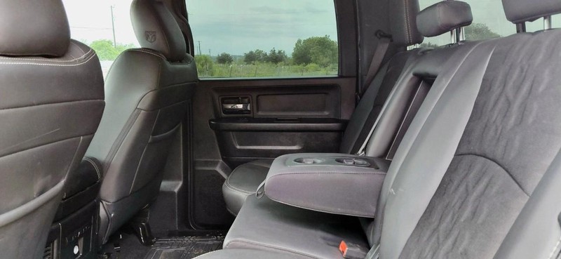Ram 1500 Crew Vehicle Full-screen Gallery Image 07