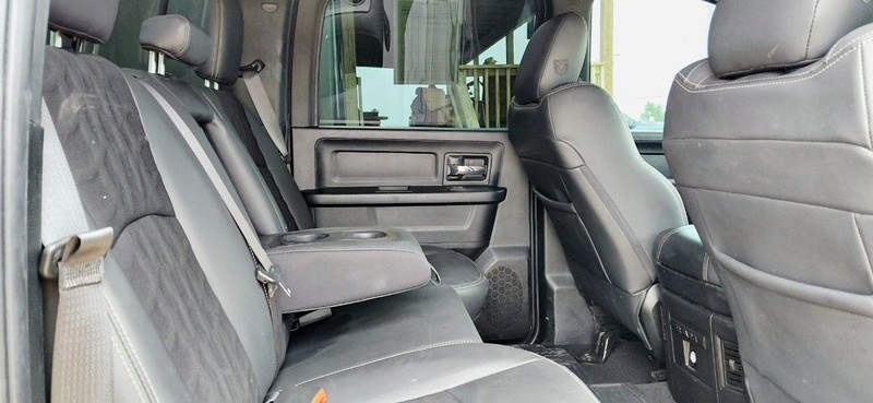 Ram 1500 Crew Vehicle Full-screen Gallery Image 09