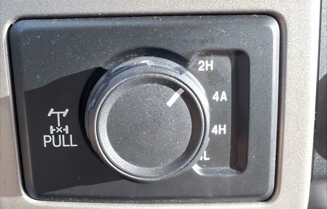 Ford F-150 Vehicle Full-screen Gallery Image 15