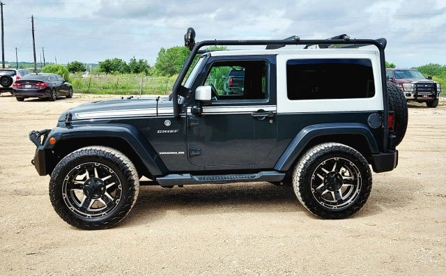 Jeep Wrangler Vehicle Full-screen Gallery Image 02