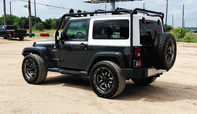 Jeep Wrangler Vehicle Full-screen Gallery Image 03