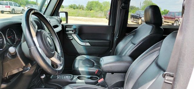 Jeep Wrangler Vehicle Full-screen Gallery Image 09