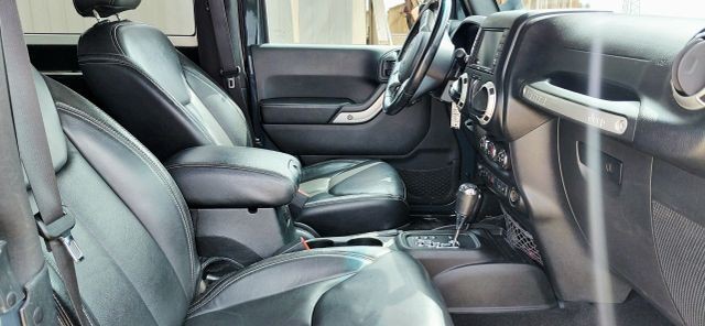 Jeep Wrangler Vehicle Full-screen Gallery Image 11