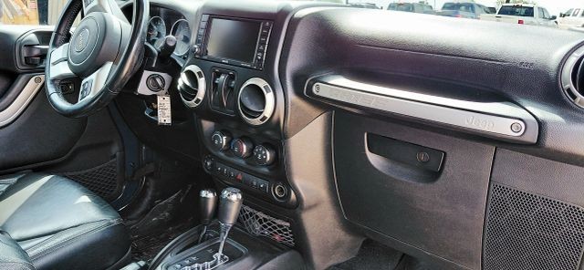 Jeep Wrangler Vehicle Full-screen Gallery Image 12